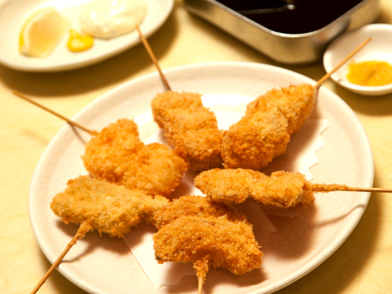 洋食屋の串カツおまかせ6本、1,050円。この日はマグロや海老がラインナップ。