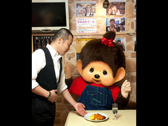 「うちは朝まで洋食が食べられるレストランなんですよ」と伴野さん。これはうれしい。モンチッチちゃんも写真を撮ったら「いただきます」！