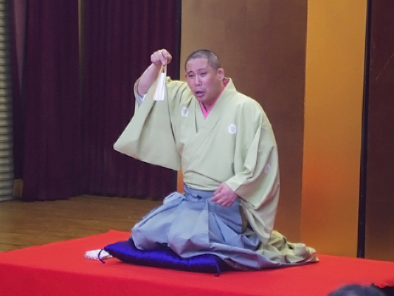 お待ちかね！真打・春馬師匠の高座では、笑い声もいっそう高まって。
