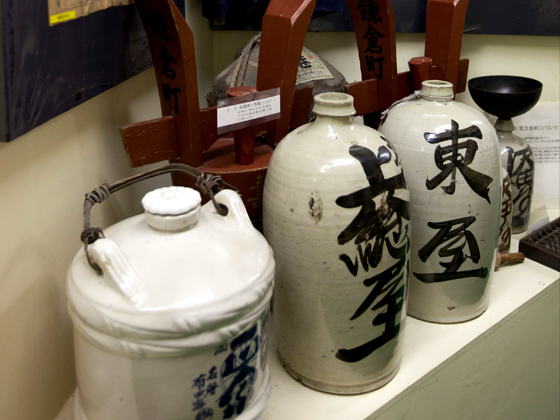 角樽に貧乏徳利。お酒を飲んで盛り上がるのは今も昔も同じ。