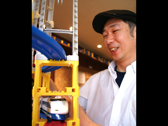 店主の岡田泰一さんもプラレールをこよなく愛する一人。