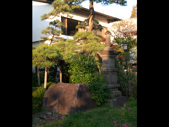 夫婦になることを許されなかった良喜（よしのぶ）と妙姫（たえひめ）が、この石に隠れてかりそめの時を過ごしたという縁呼石。夜になると男女の話し声が聞こえる・・・らしい？