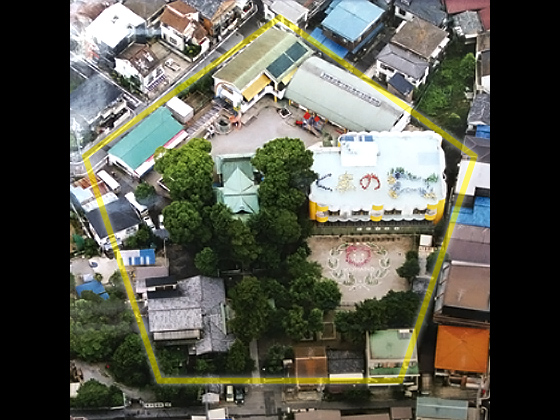 空から見ると定規で引いたかのような五角形が現れる。