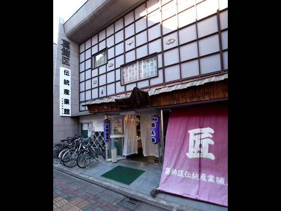 駅通り商店街を区役所方向へ進み、右に入れば見えてくる。目印は青いのぼり旗と「匠」の垂れ幕！